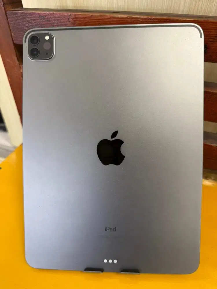 Ipad pro m1 gen 2 128gb carger only layar mulus ga da den at whitespot