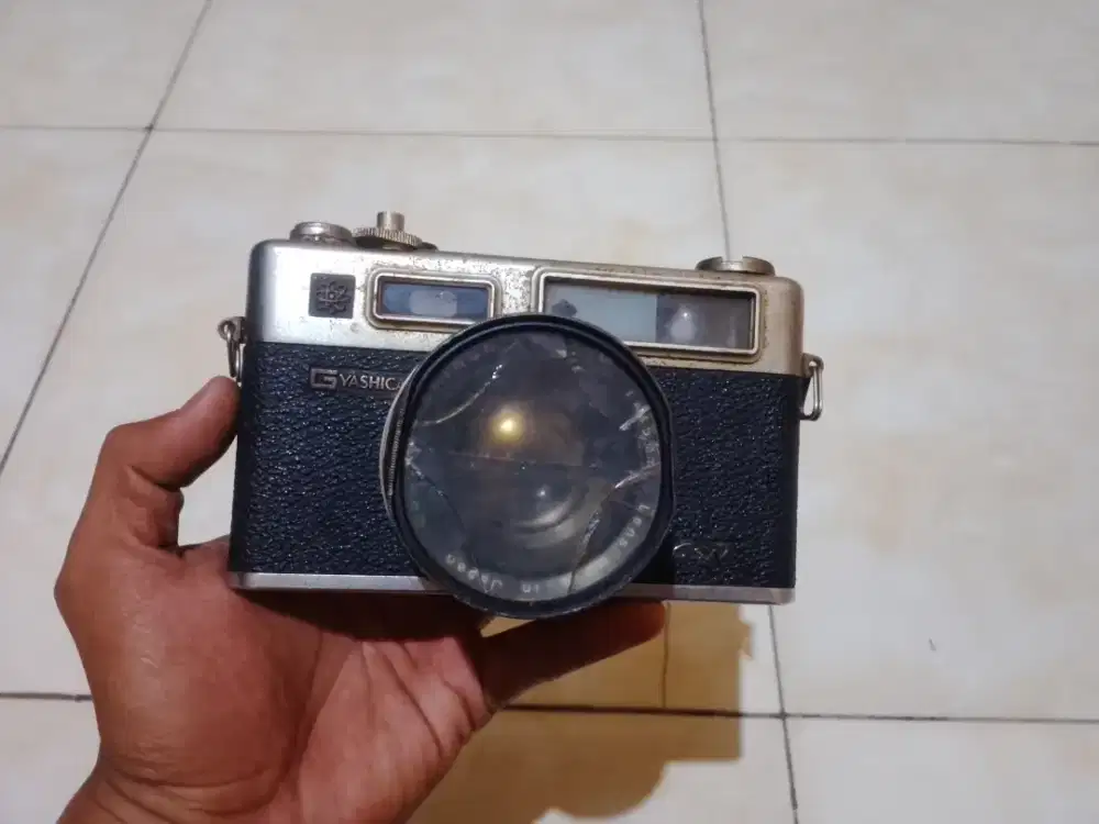 pajangan/display kamera jadul yashica
