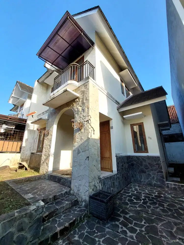Rumah 2 Lantai di Perumahan The Residence Ambarketawang