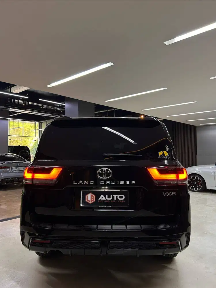 Toyota Land Cruiser LC300 VXR 2023 LC 300 Hitam Km6rb B389HNT