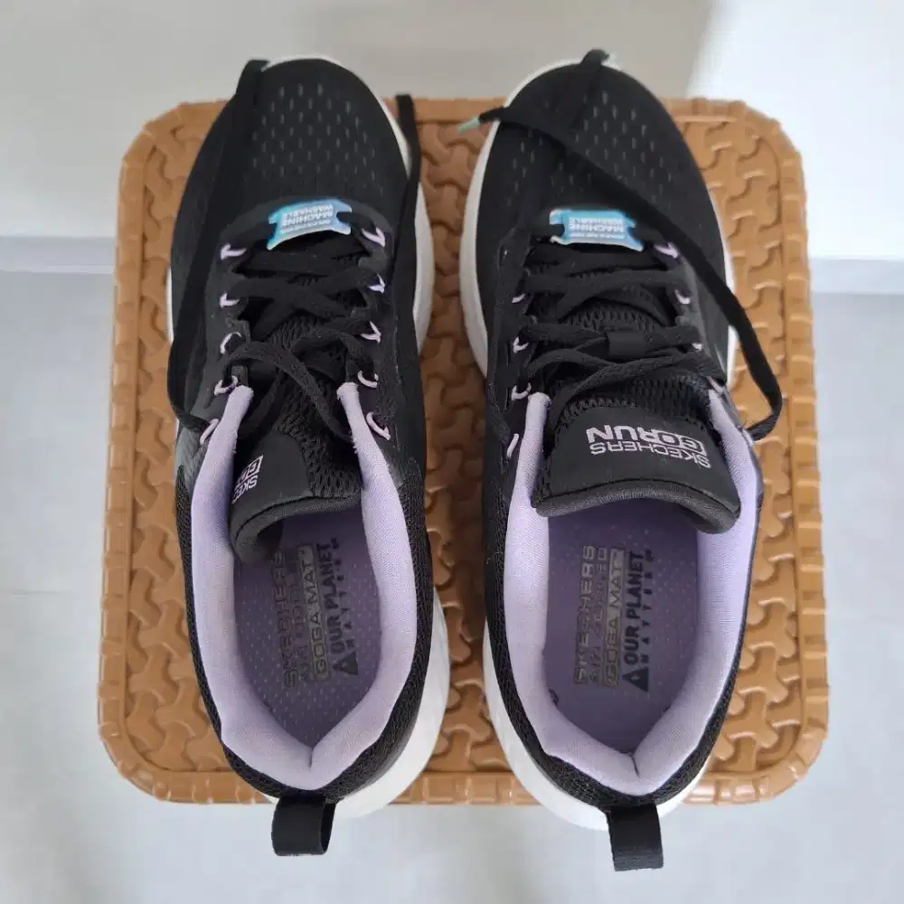 Dijual sepatu sketcher wanita original