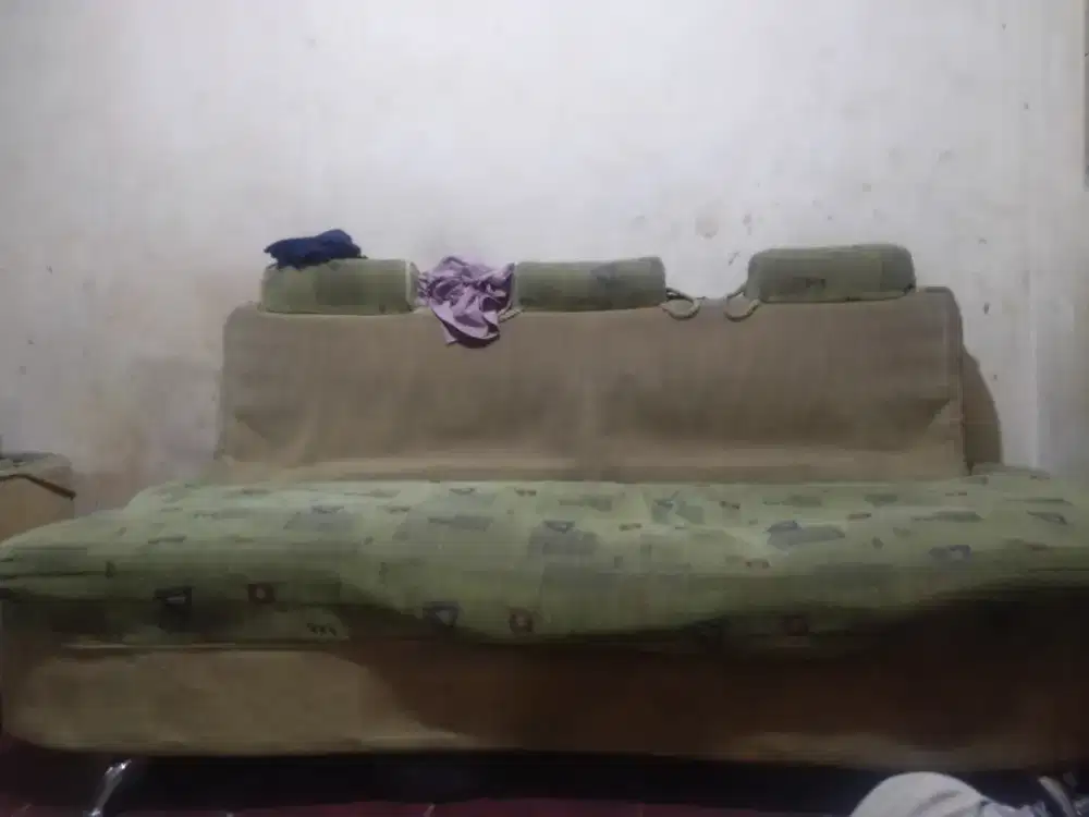 Sofa panjang dan meja