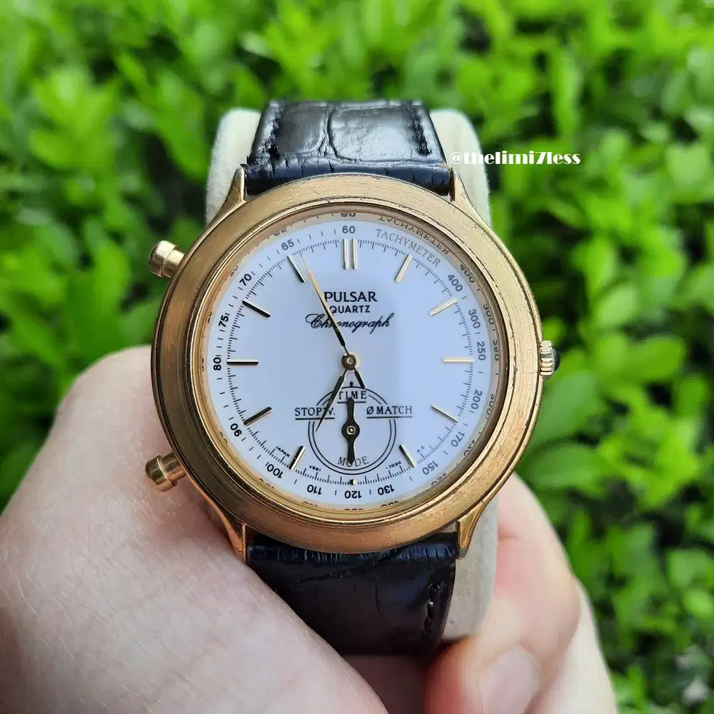 Jam tangan Pulsar quartz chronograph tachymeter gold tone ref V691