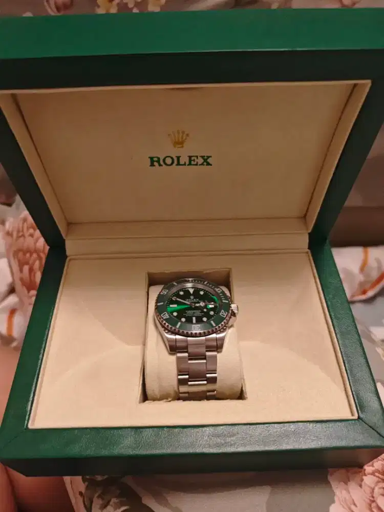 jam luxury rolex submariner hulk