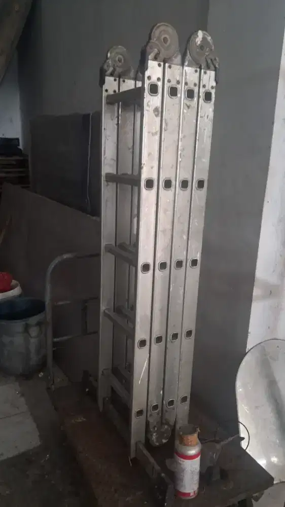 Krisbow (tangga lipat)