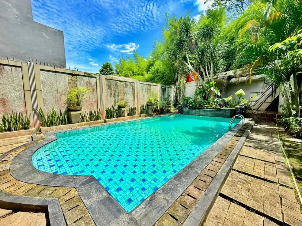 Rumah Modern Minimalis 2 Lantai Furnish ada Kolam Renang dan Balkon View Belakang Green Area