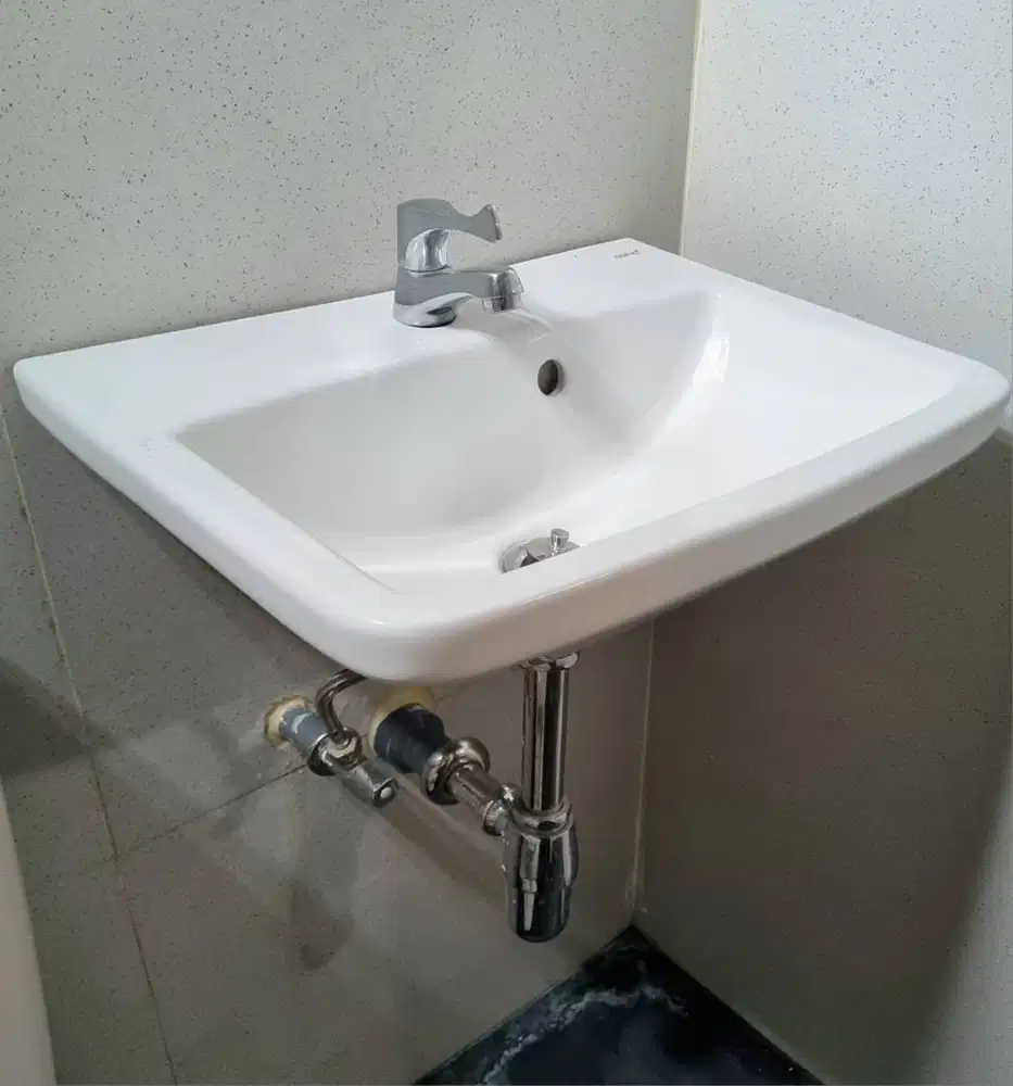 Wastafel gantung merk Cotto