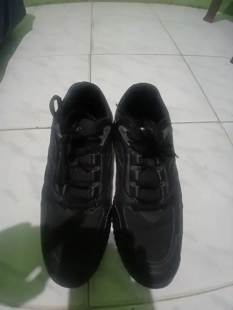Sepatu running merk air walk size 43 hitam.