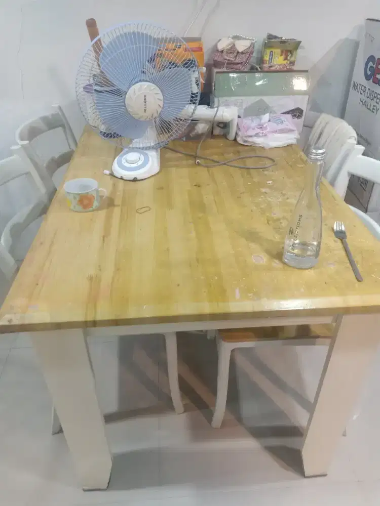 Meja makan dan kursi..jual murah