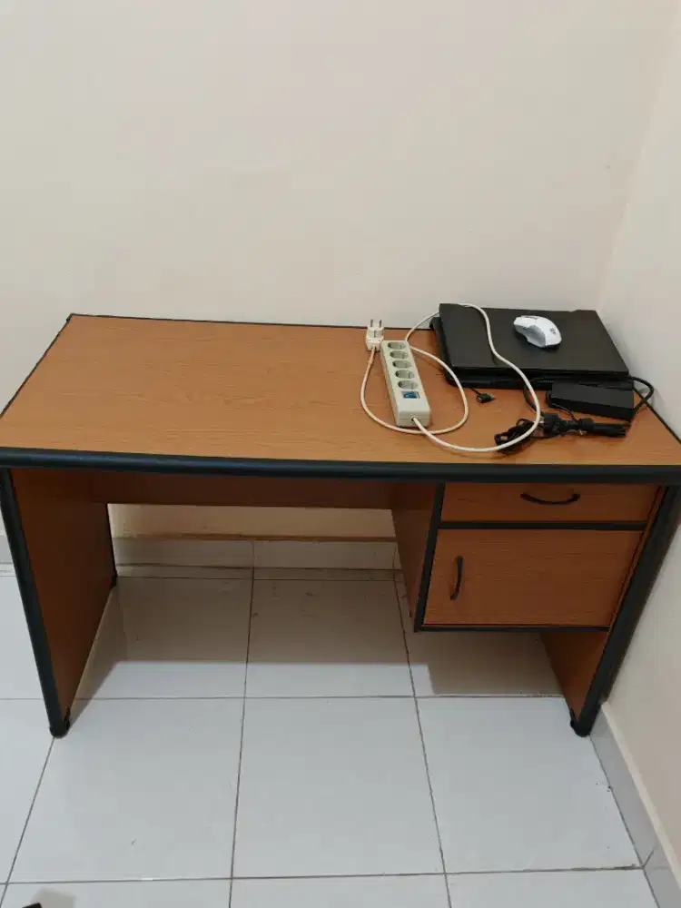 Meja kantor 1/2 biro coklat