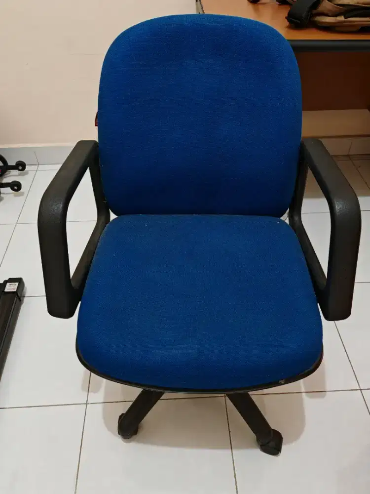 Kursi kantor ichiko biru