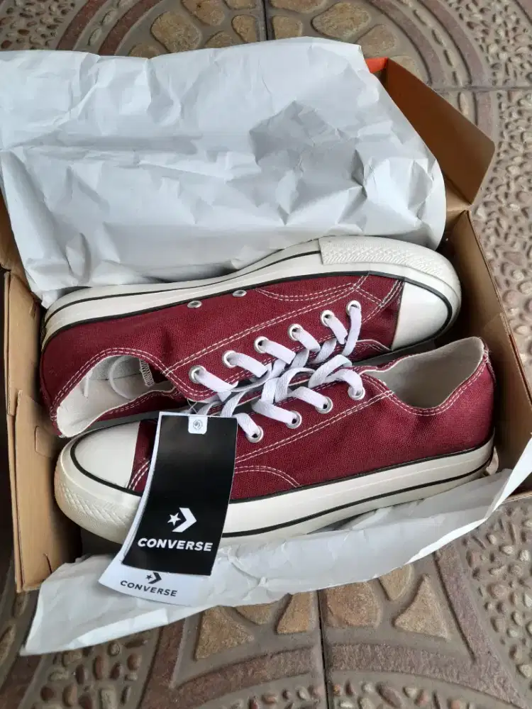 100%br SZ 42 CONVERSE LOW MERAH MARUN