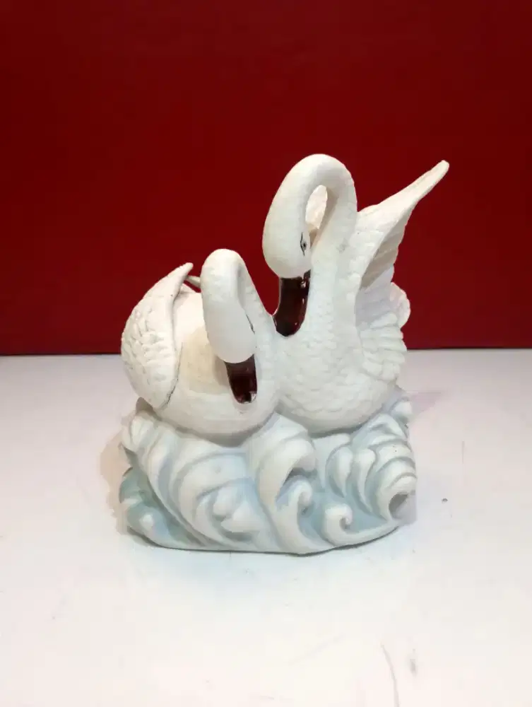 Pajangan angsa keramik