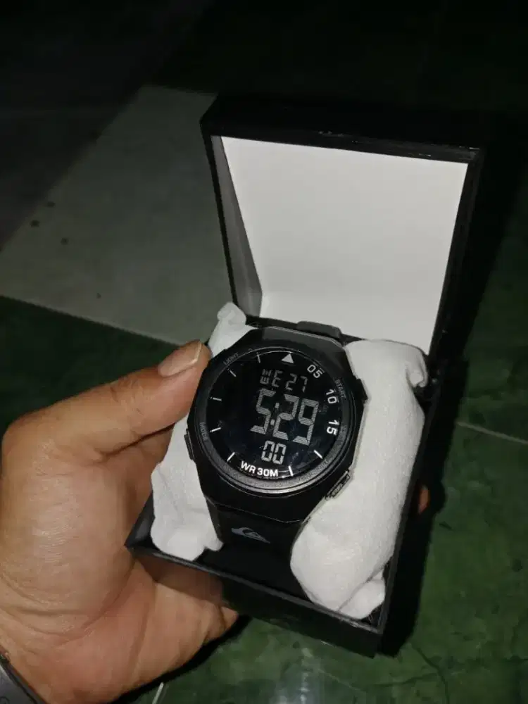 Jam tangan quick silver anti air