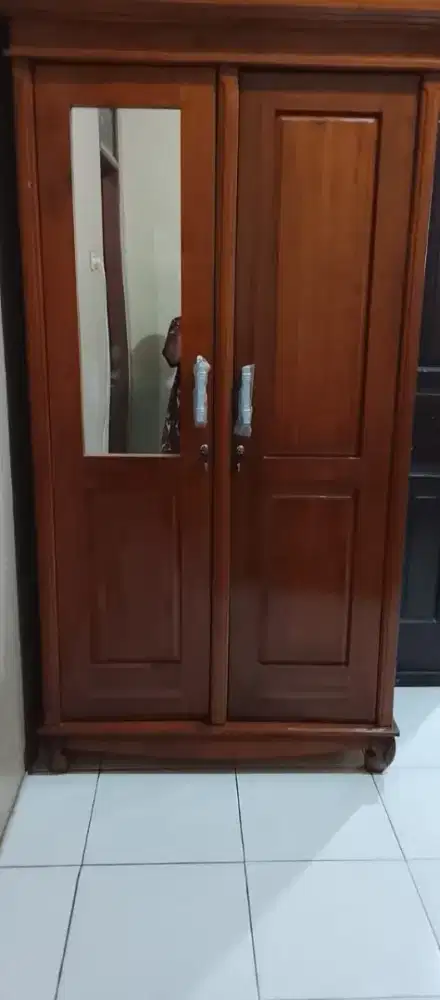 Lemari kaca 2 pintu bahan kayu jati