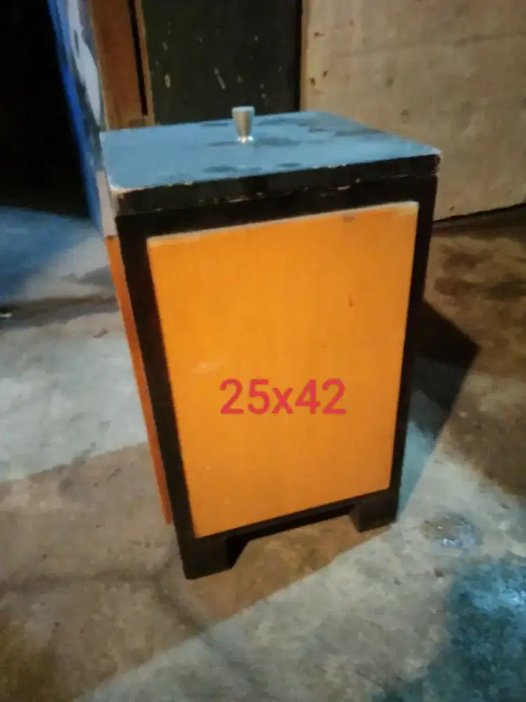 Tempat sampah matrial kayu