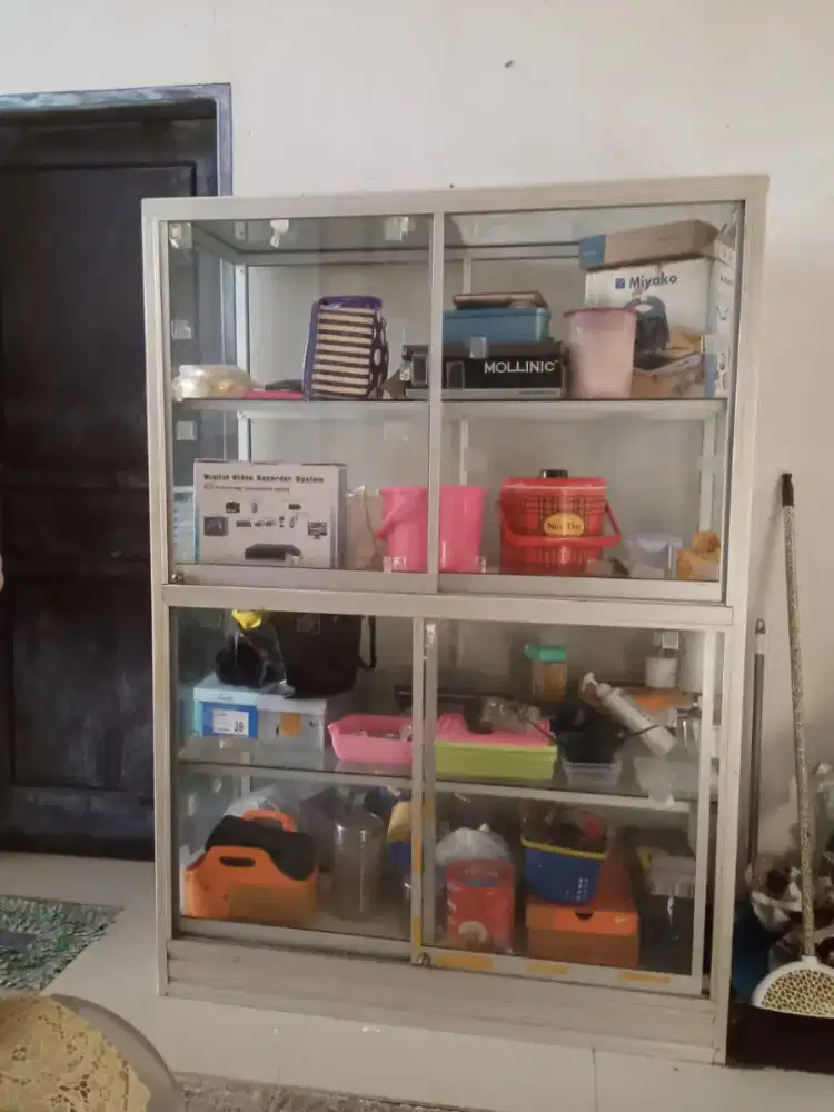 Lemari kaca etalase