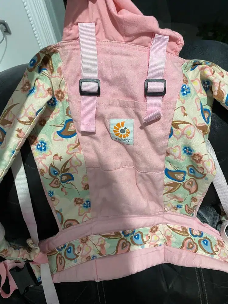 Gendongan bayi ergobaby