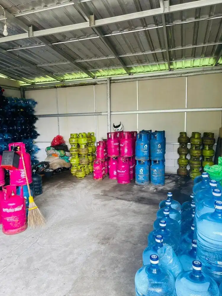 Karyawan pegawai gas dan galon