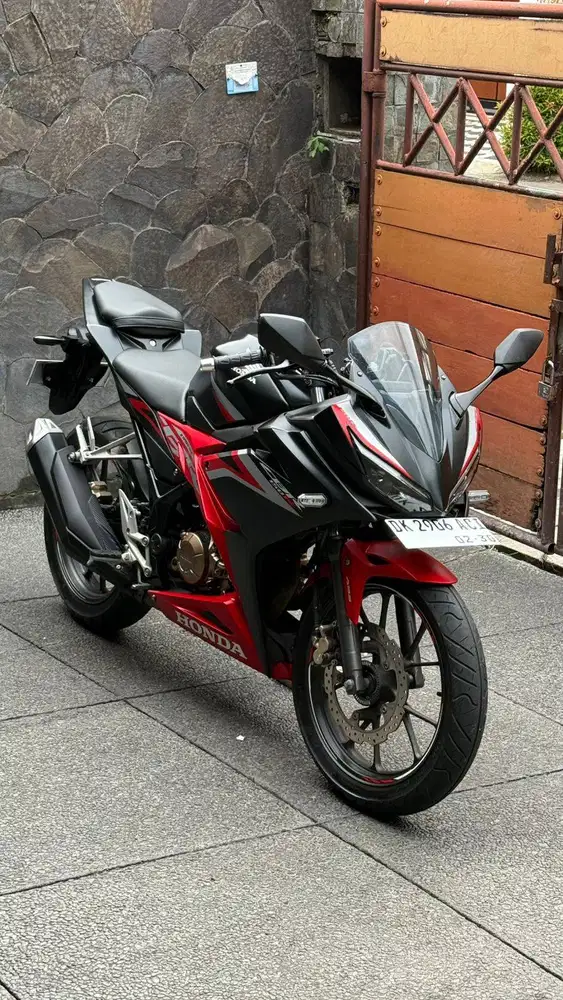 Honda CBR 150R 2020 + Helm + Phone Holder + Intercom. Paket ganteng.