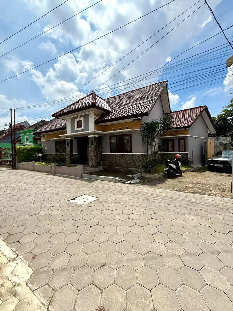 Rumah Luas di Condongcatur dekat Pakuwon Mall