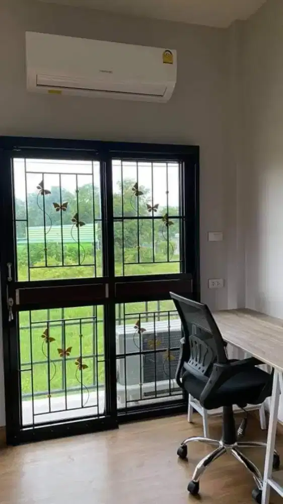 Tralis jendela motif kupu kupu