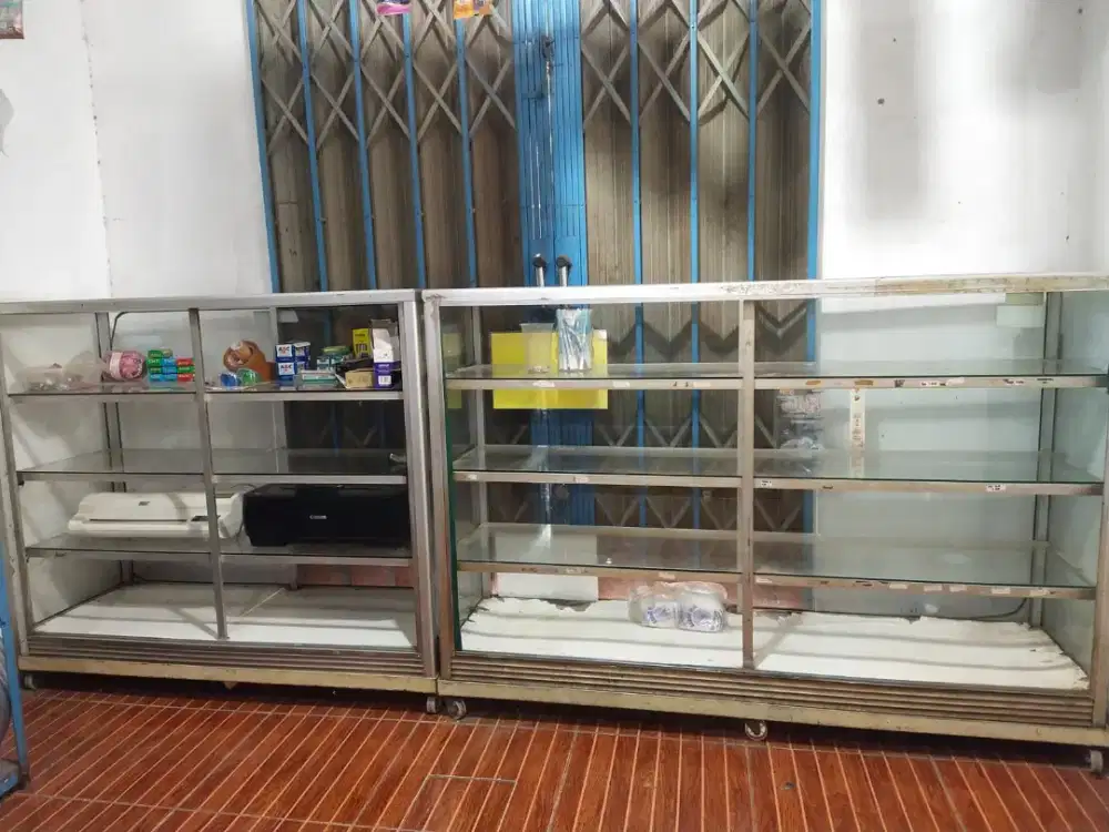 Dijual etalase kondisi baik