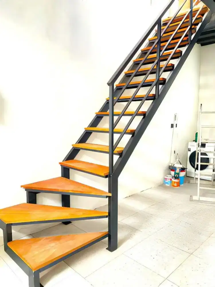 Tangga minimalis pijakan kayu