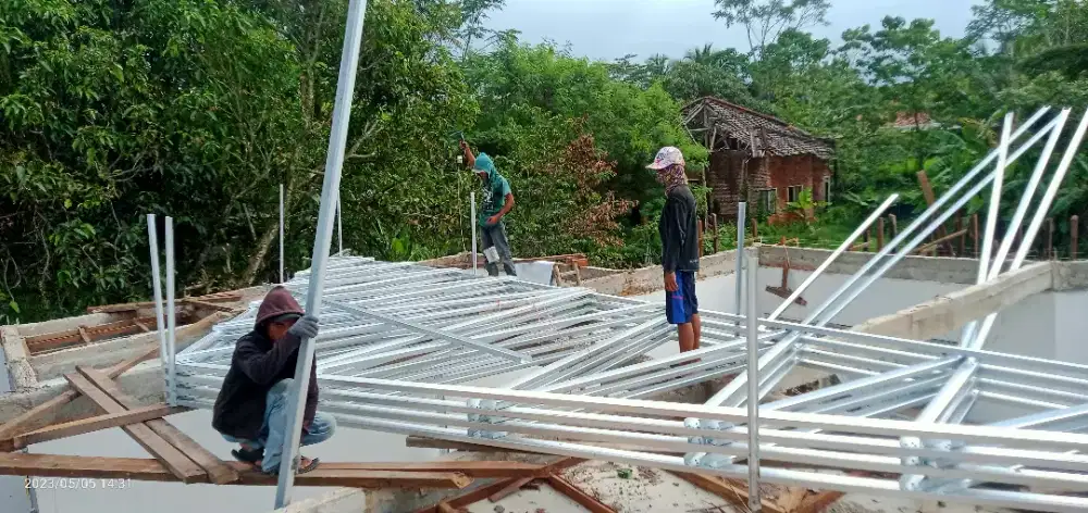 Perbaikan atap bocor dan renovasi pembangunan