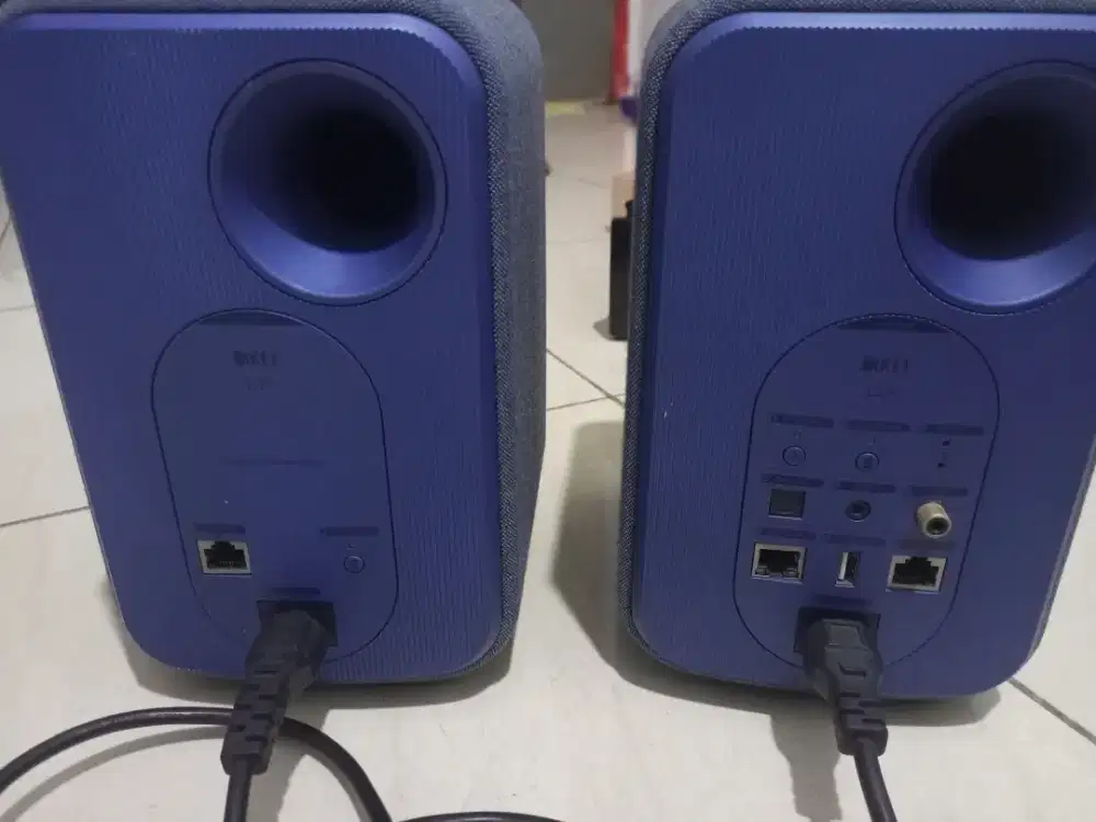 Sepasang Speaker nirkabel Hi-Fi KEF LSX II berwarna biru