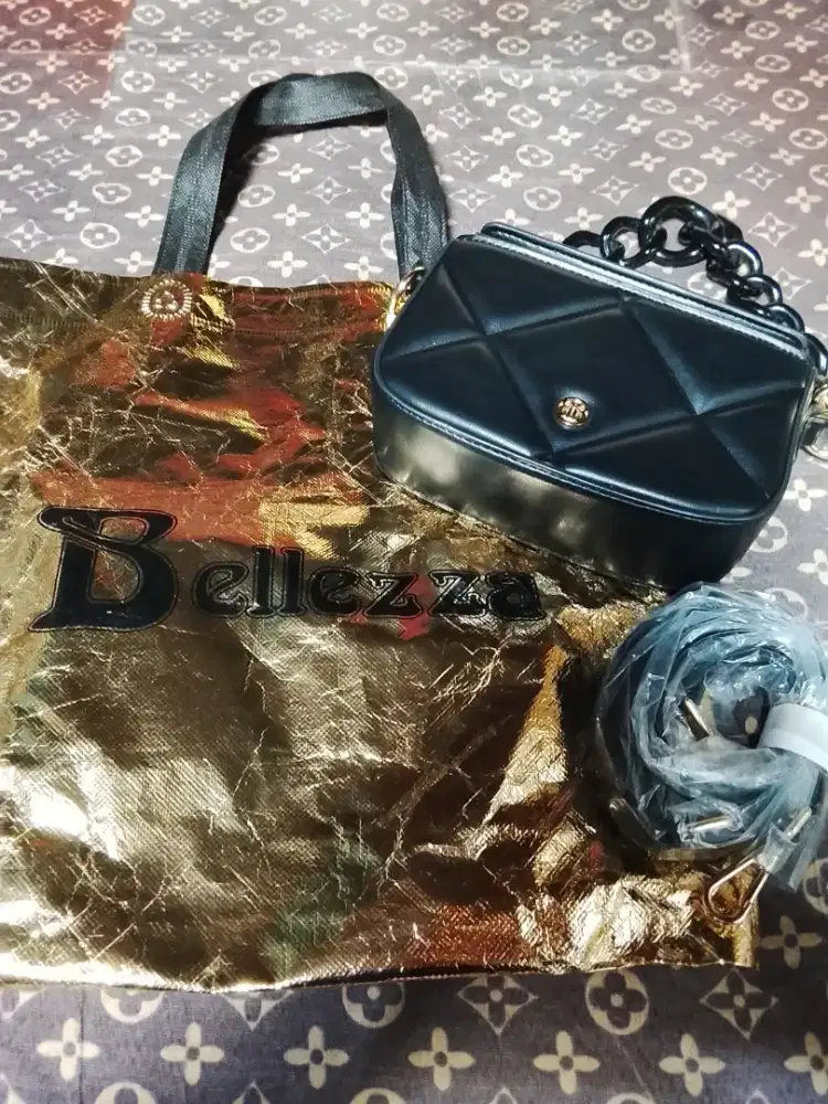 Tas selempang branded