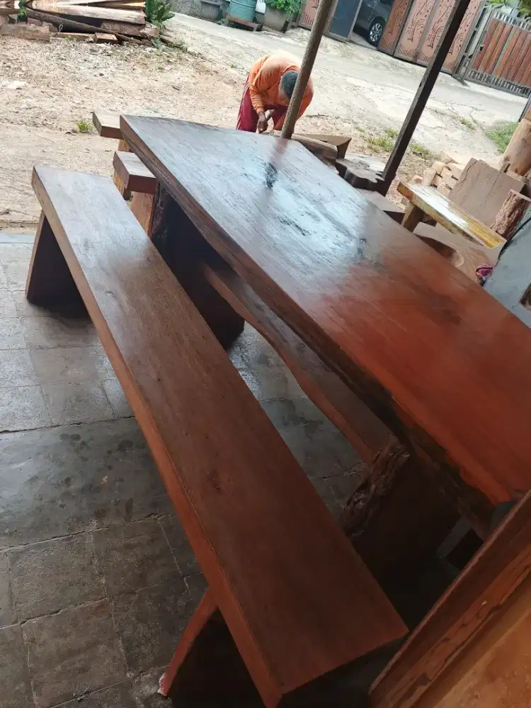 Meja makan antik alami