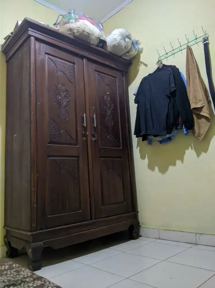 di jual lemari kayu ( jati )