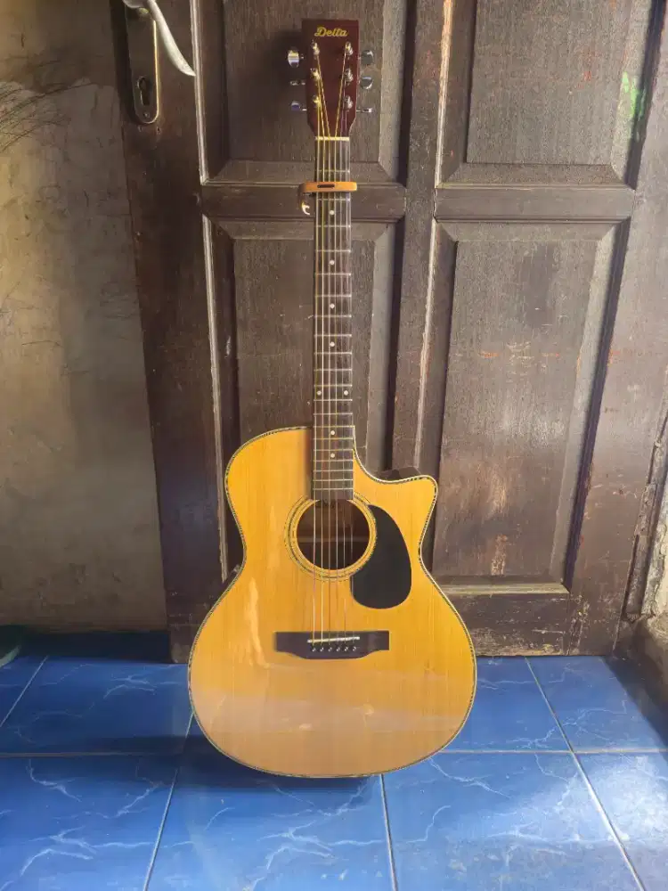 Gitar Akusti DELTA TOP SOLID ( DA-300 CE)