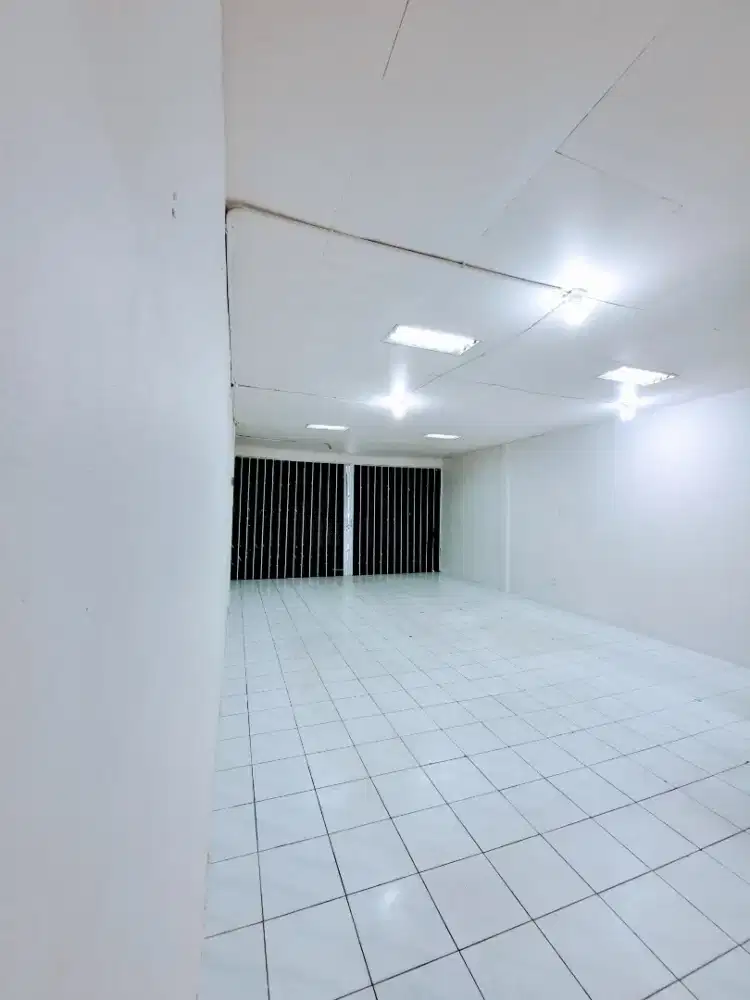 DIKONTRAKAN BANGUNAN PINGGIR JALAN RAYA JENDERAL SUDIRMAN