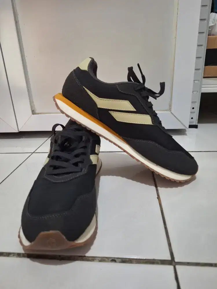 Sepatu Sneakers MILLS Tripoli Star - Size 43