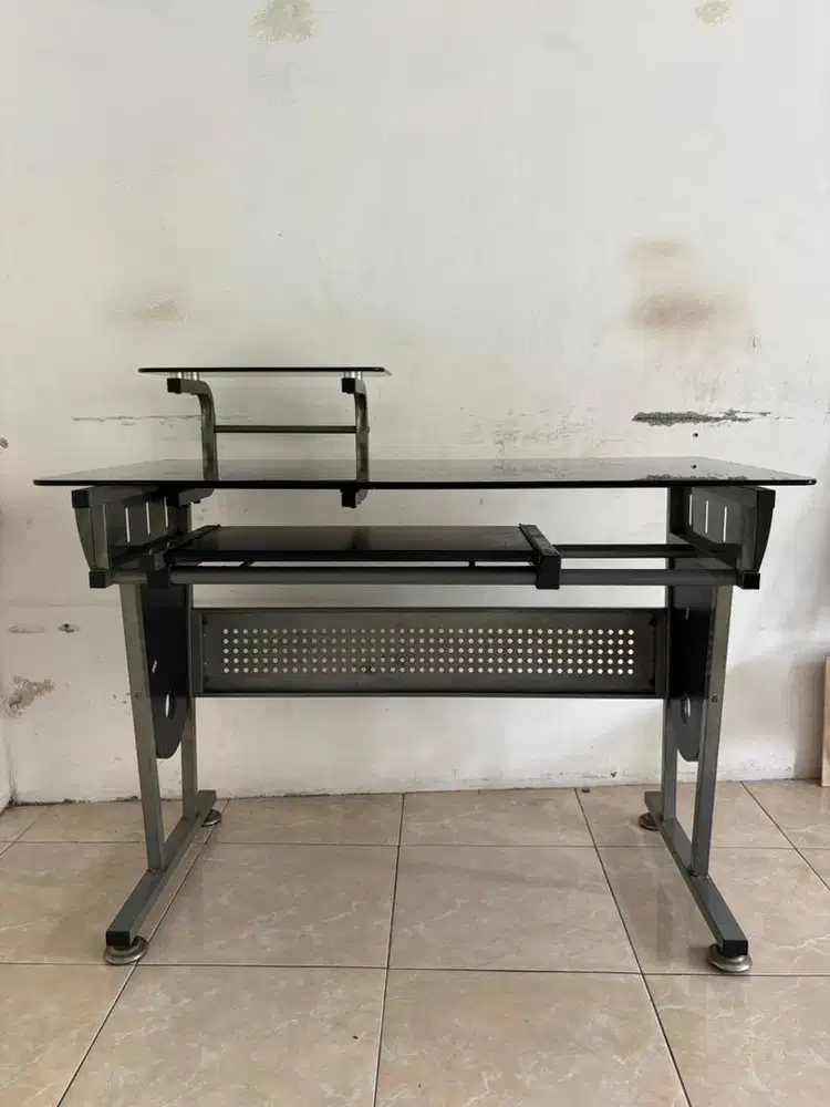 Meja Komputer Besi Informa