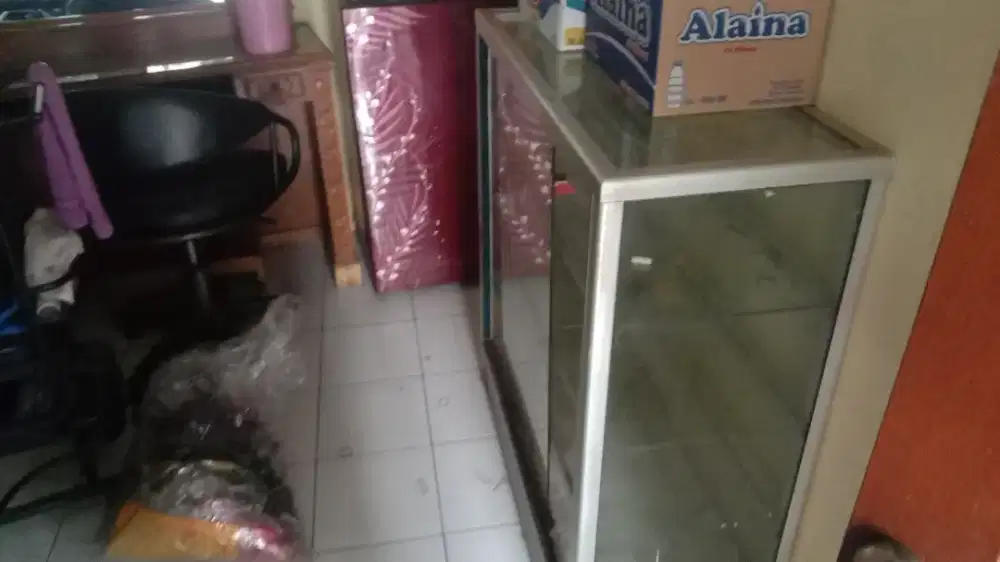Etalase kaca untuk berdagang