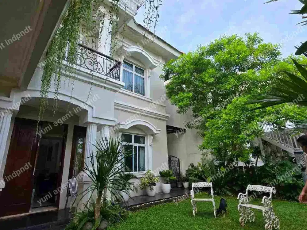 rumah jual ada kolam ikan diLegenda wisata cibubur