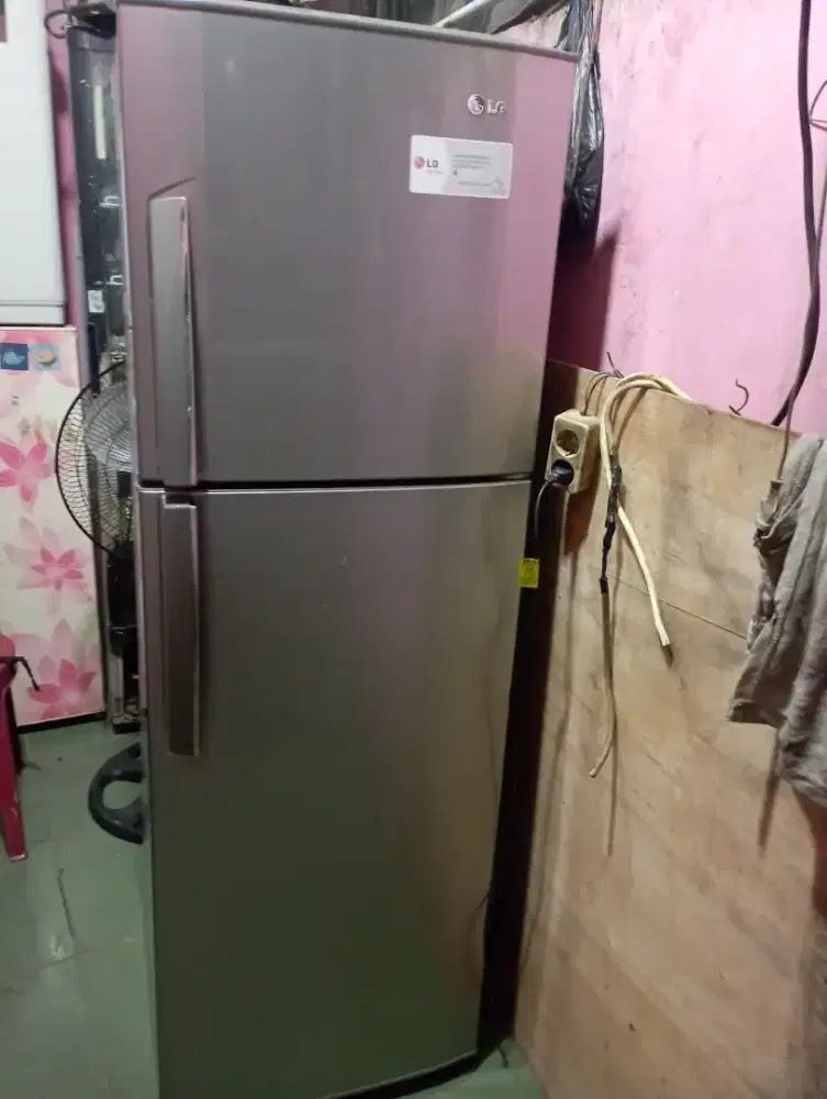 kulkas 2pintu merek LG normal beku minat wa y