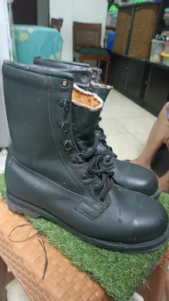 Sepatu kulit ujung besi