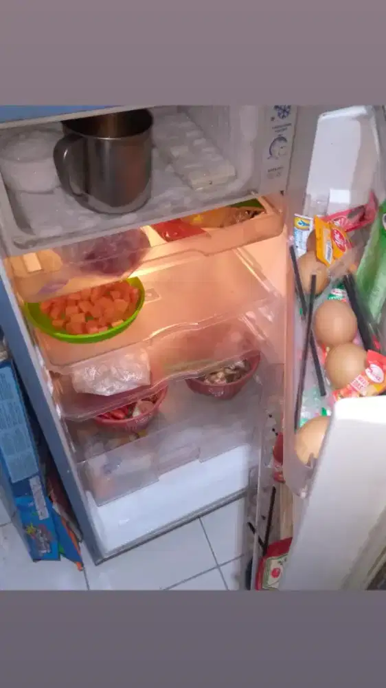 DIJUAL KULKAS BEKAS MERK SHARP