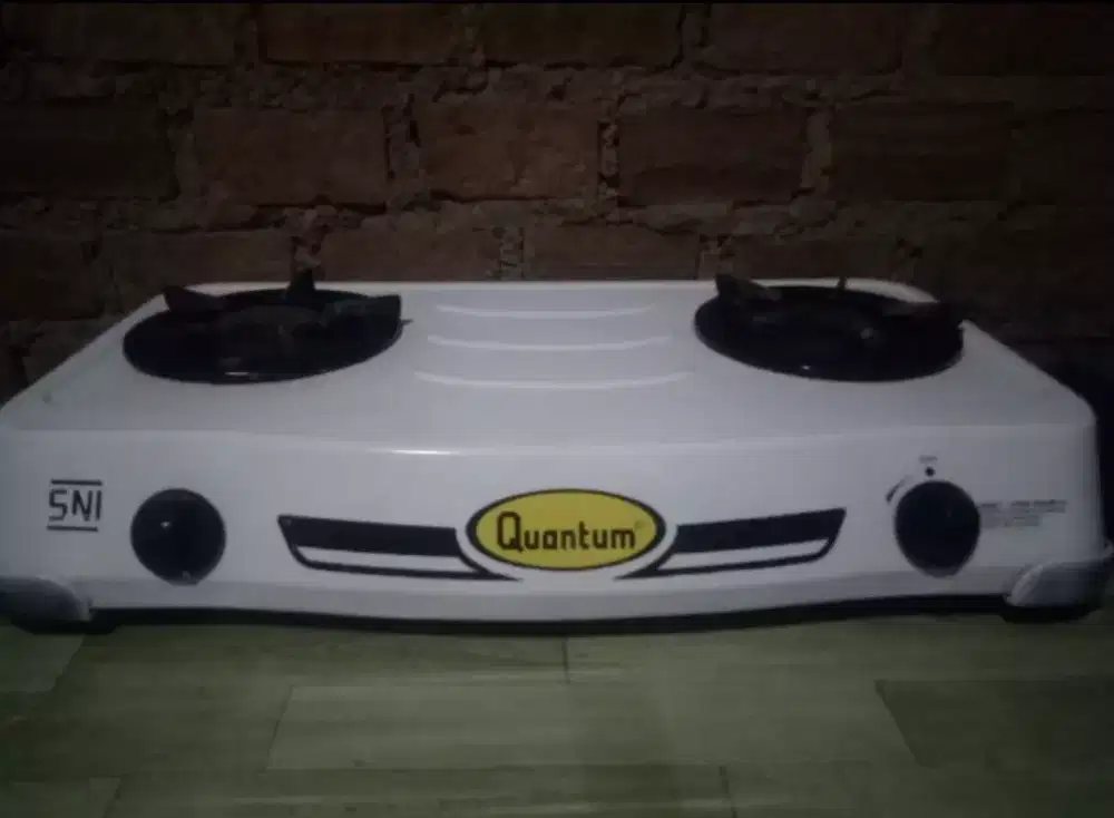 Kompor gas quantum putih dan selang regulator