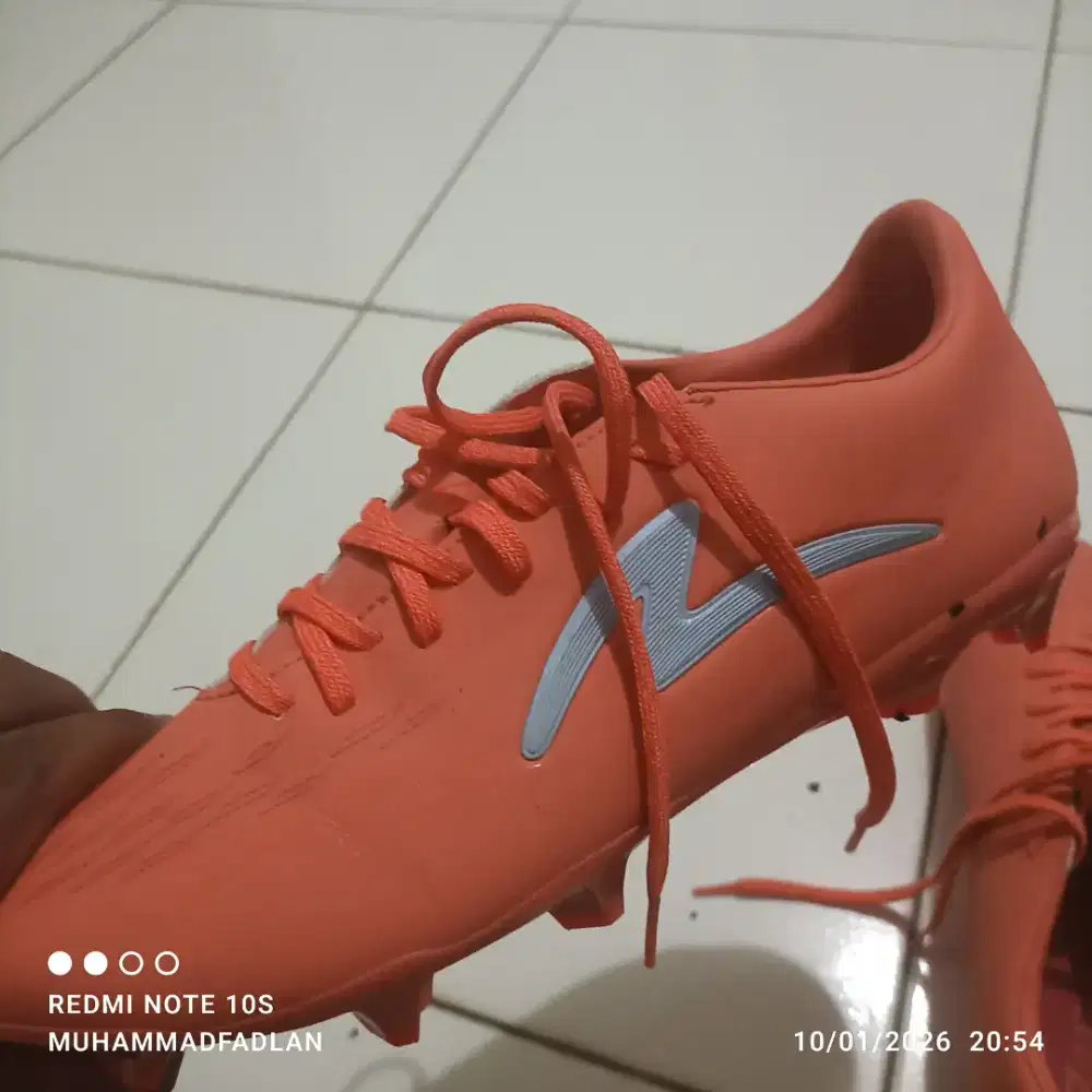 Sepatu bola spech