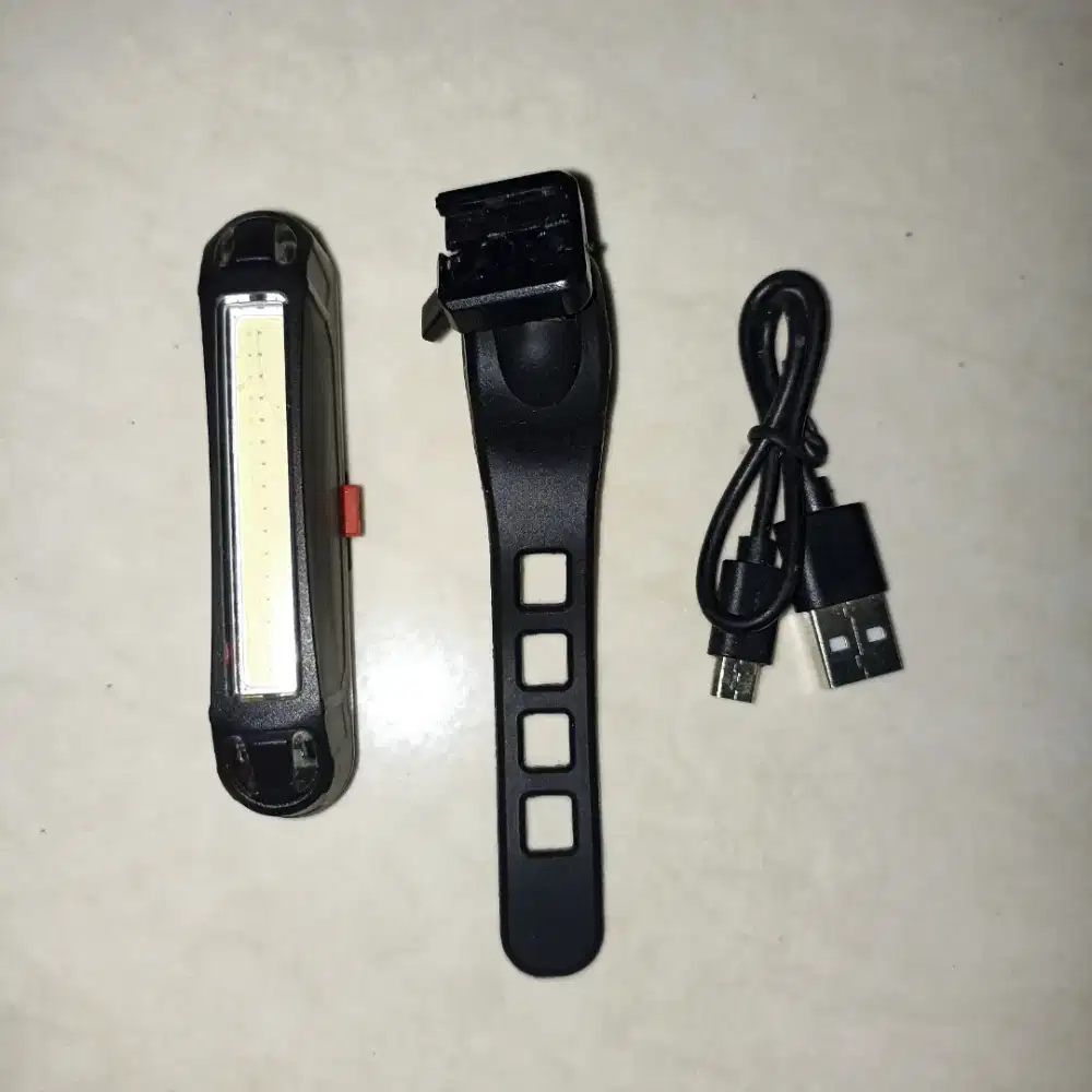 Lampu sepeda belakang warna merah