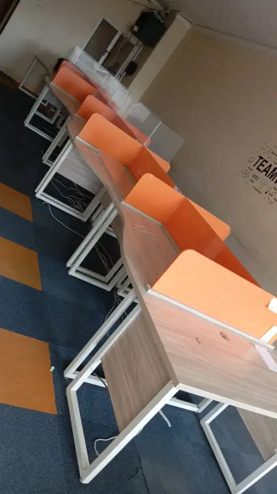 Meja kantor ex call center