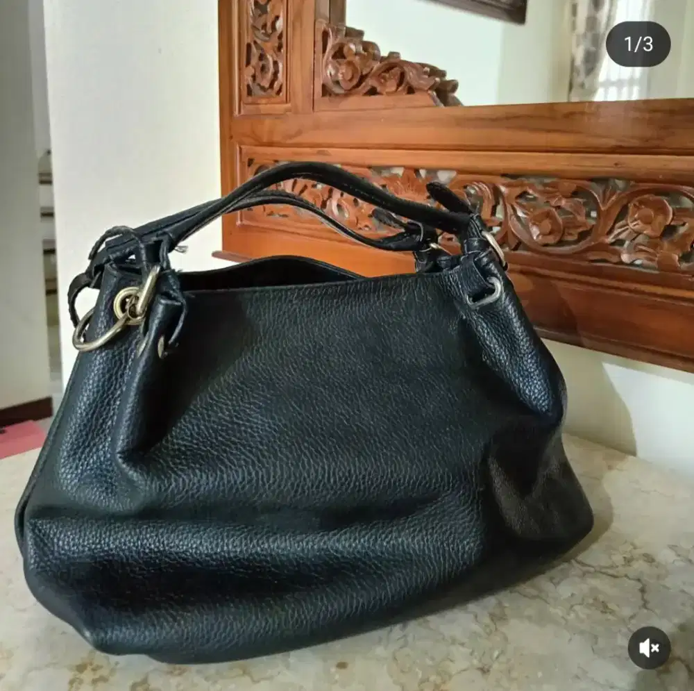 Tas kulit, warna hitam, ada tali panjang