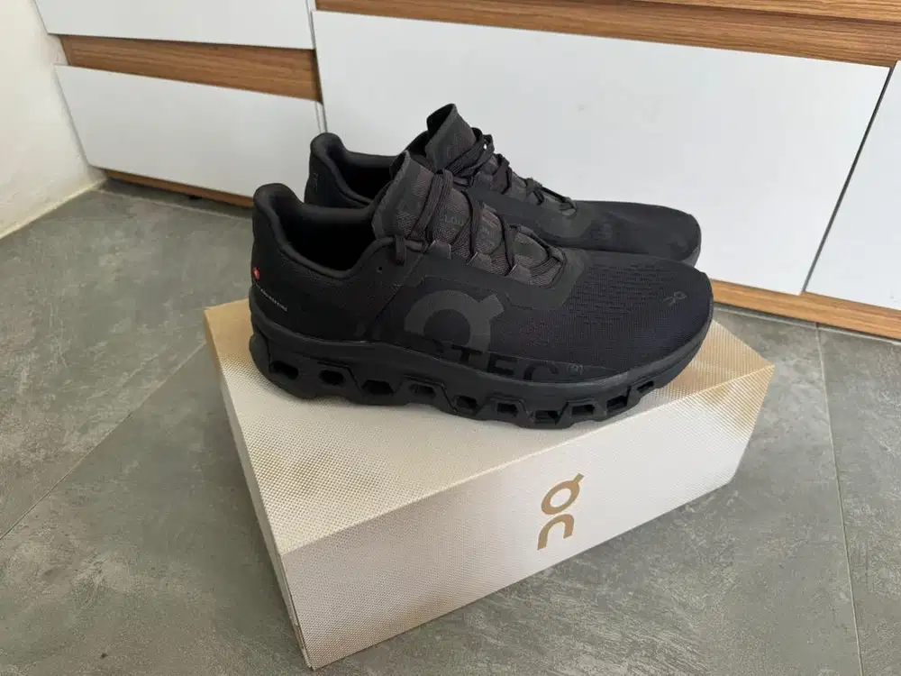 Sepatu on cloud cloudmonster size 45