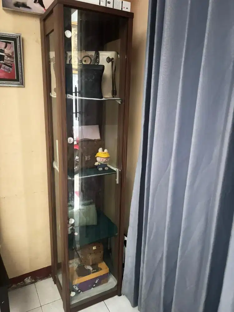 Etalae kaca lemari tas