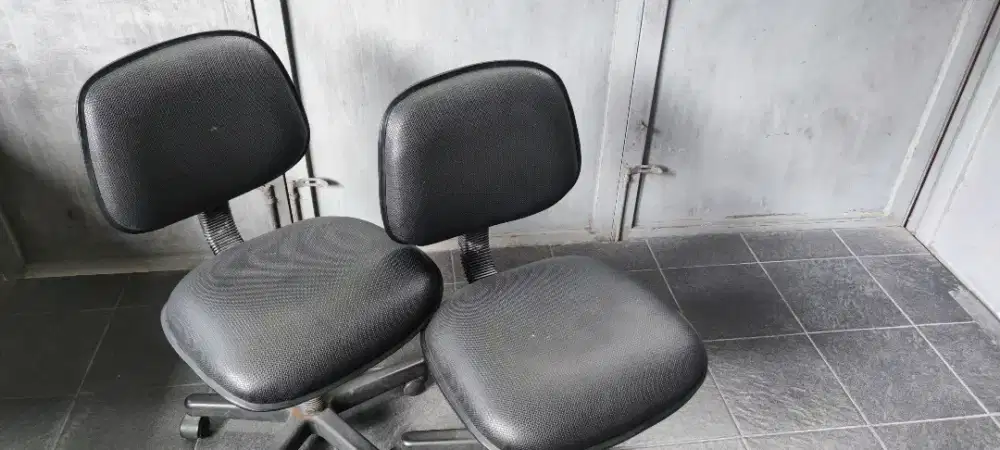 Kursi Kerja Kantor Kulit Roda